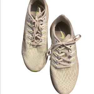 Nike Air Zoom Pegasus Size 7.5 White With Chartreuse Accents Tapered Heel.